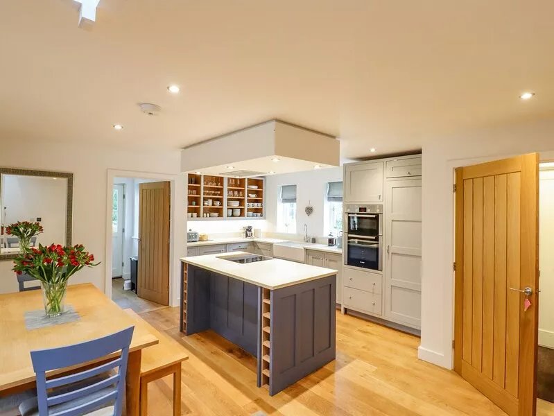 FERN COTTAGE, pet friendly, with open fire in Elsworth, Cambridge