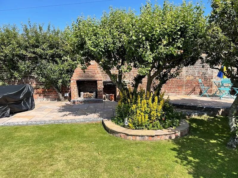 Bay View House, Luxury Coastal Retreat, Sea Views , Hot Tub and Private Parking