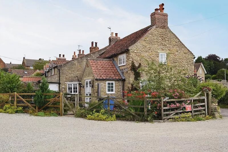 3 bedroom accommodation in Brompton by Sawdon