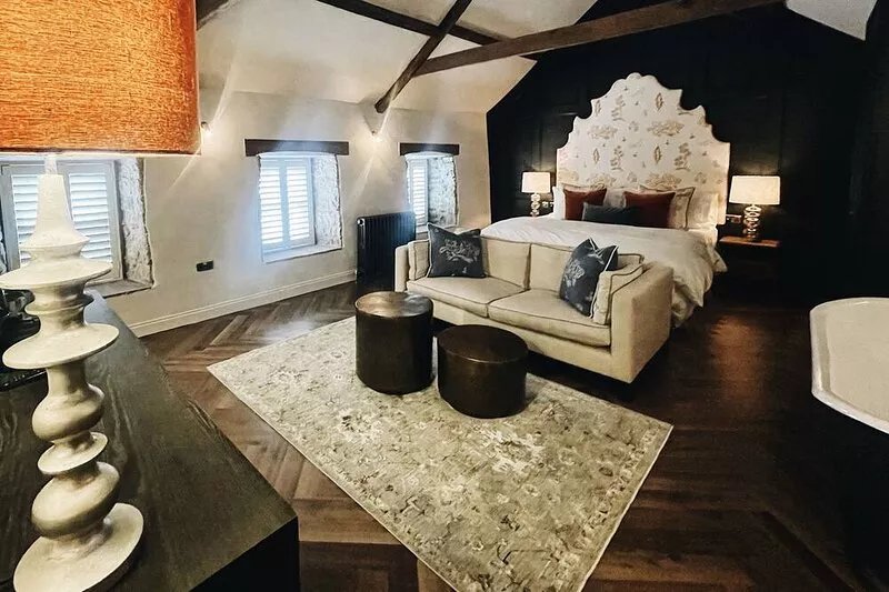 Stylish apartment above popular traditional village pub!