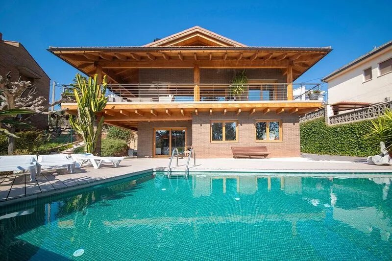 Villa Torrelles: Pool and views 20min to Barcelona