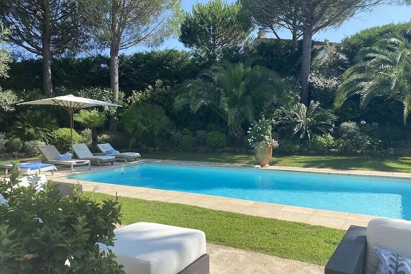SAINT-TROPEZ VILLA IN GATED ENCLAVE 5 MINUTES FROM CENTER OF ST-TROPEZ AND BEACH