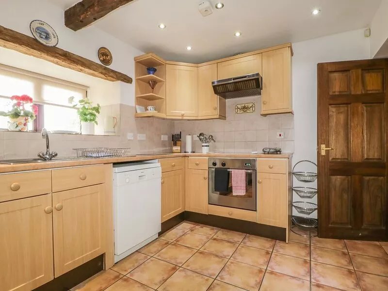 SPRINGARTH COTTAGE, pet friendly, with a garden in Newby