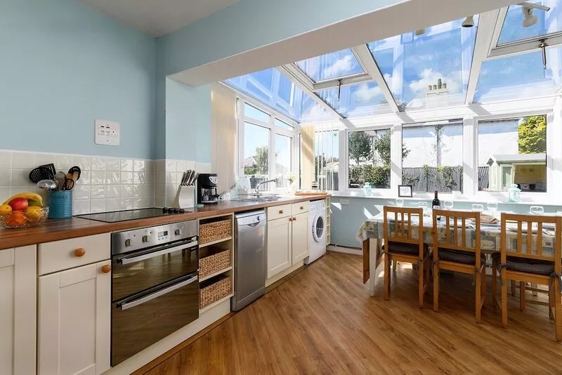 **Winter Saver on until end of March* * Bright beach house with large garden