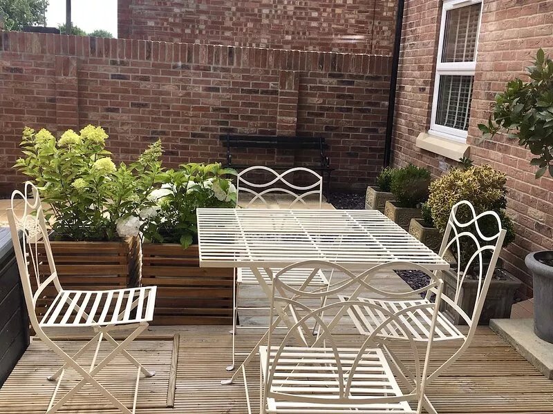 Entire Stylish Garden Apartment 2 double ensuite bedrooms sleeps 4 Pet friendly