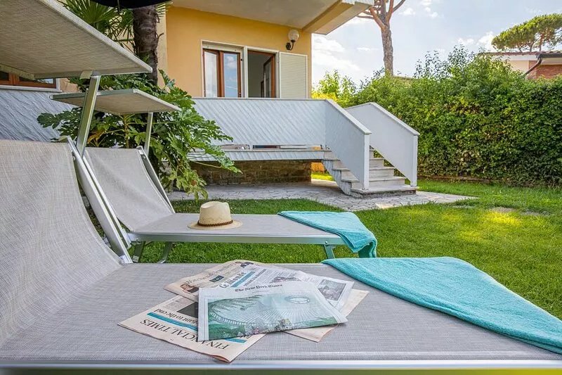Villa near the sea exclusive garden, parking, wi -fi, bbq