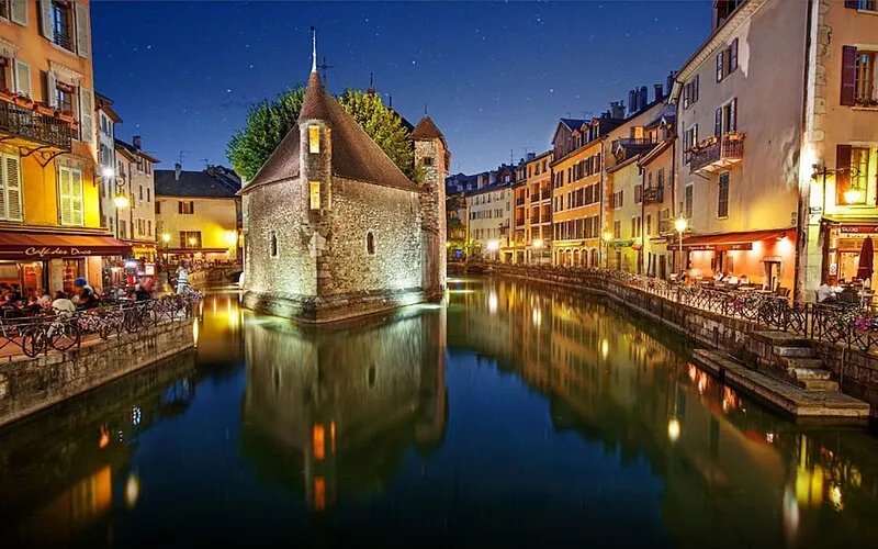atypical charming apartment of 55 m2 in the heart of the old town!