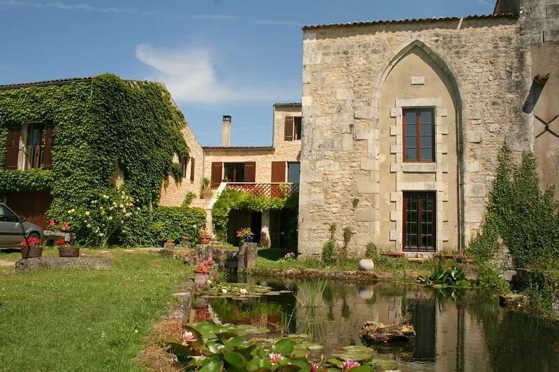 �Gîte insolite - water mill with swimming pool and large green park��