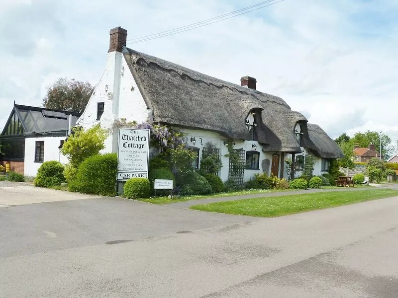 Detached Bungalow In Large Lawned Garden With Old Orchard. Non-smoking Property