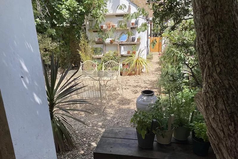 The Cook's Cottage: a coastal oasis w/outdoor kitchen, garden & cinema nr beach