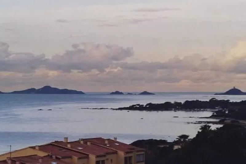 Like a balcony on the whole cliff of Aajccio, winter and summer!