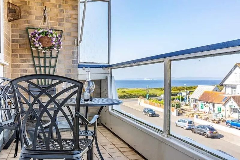 BOURNECOAST: SEA VIEWS - ON CLIFFTOP OPPOSITE BEACHES IN SOUTHBOURNE - FM1534
