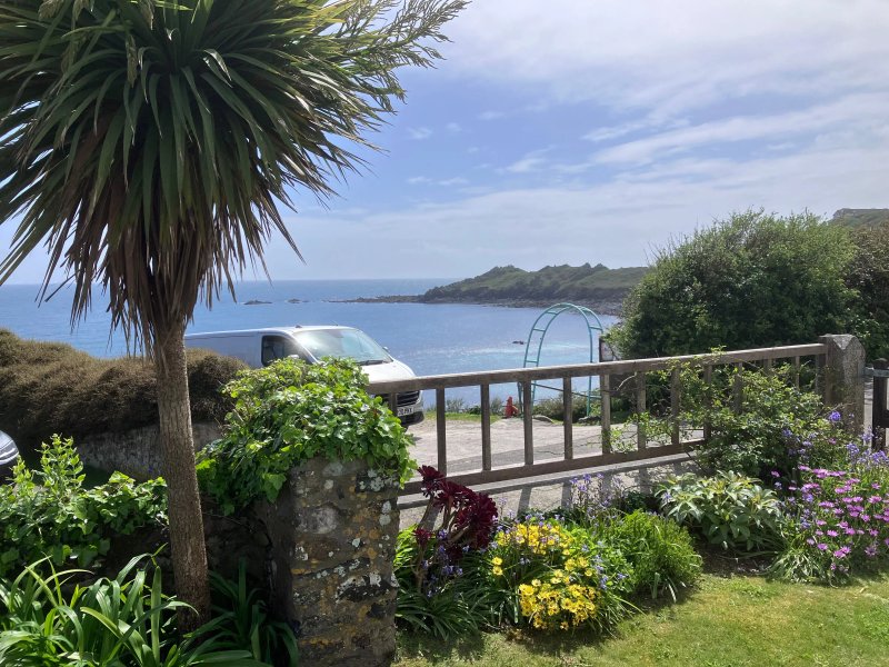 Wakeup to the sound of the sea. Private parking. Fenced garden. Superb sea views