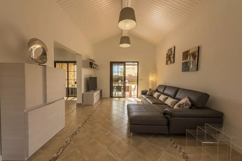 Luxury 4-Bedroom Villa with Pool, Wi-Fi and Air Conditioning