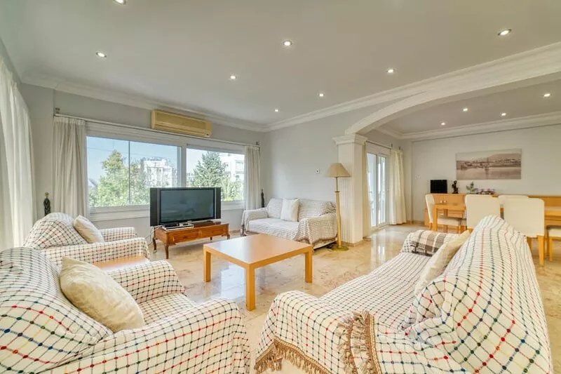 Spacious 3-bedroom apt., center of Kyrenia, sleeps 6, 5-star satisfaction rates
