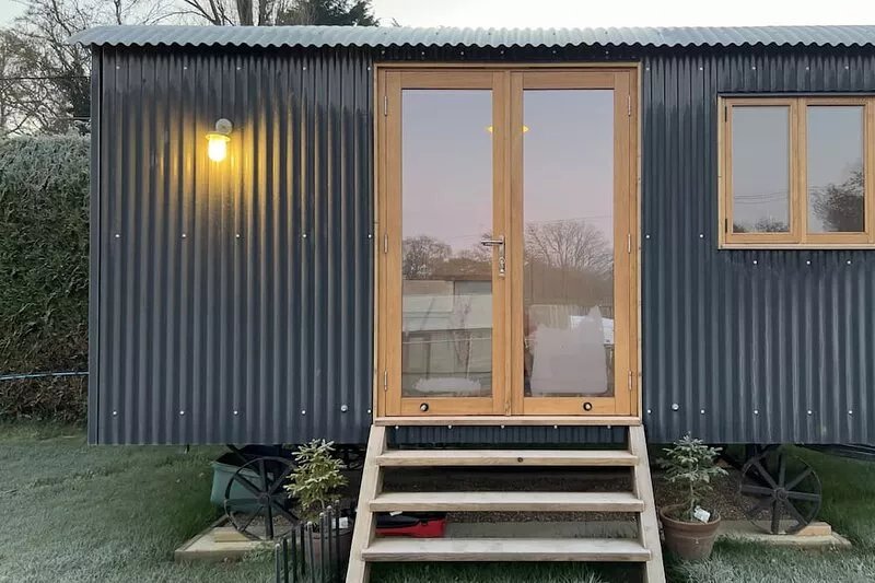 Luxury Shepherds Hut, W/large Garden, Firepit, & Wi-fi * Cedar Gables Campsite
