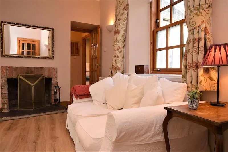 Kevington Cottage, charming one bedroom cottage, conservatory, decking area,