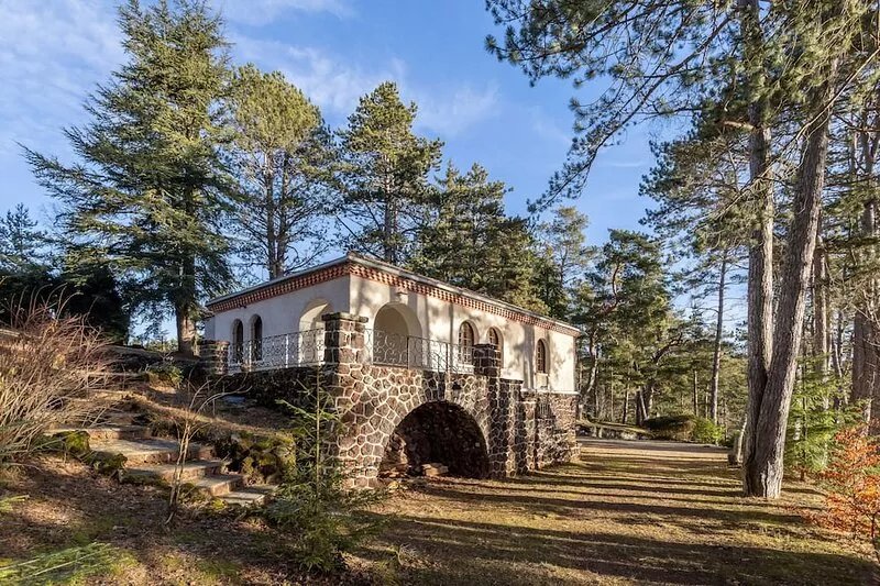 Charming 50's villa with large garden, breathtaking lake view