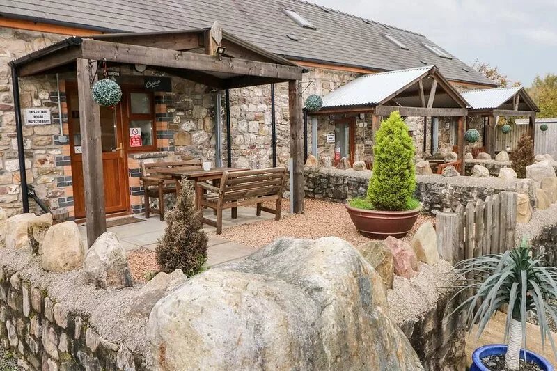 BARN 2, pet friendly, with a garden in Ystradgynlais