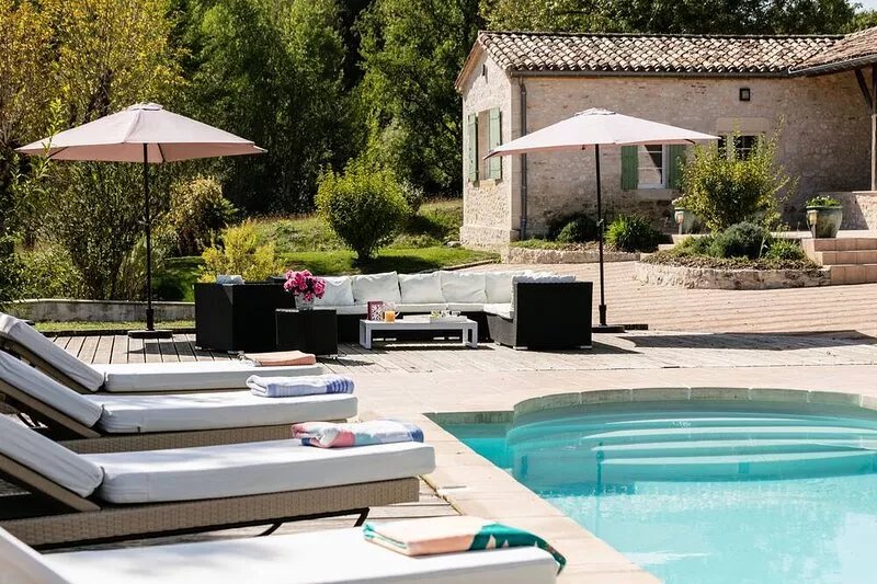 Charming house with swimming pool and jacuzzi