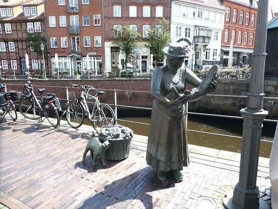 Skulpturen ''die Fische Frau''