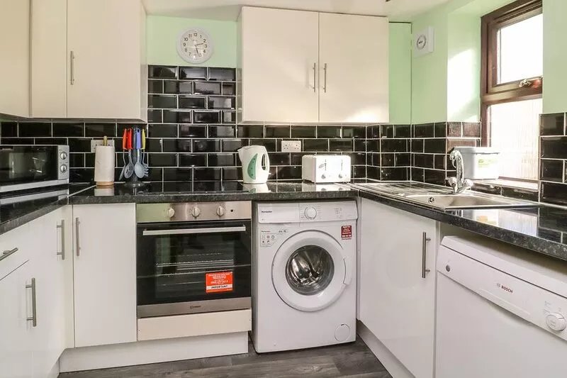 ROSE, pet friendly, character holiday cottage in Barlby