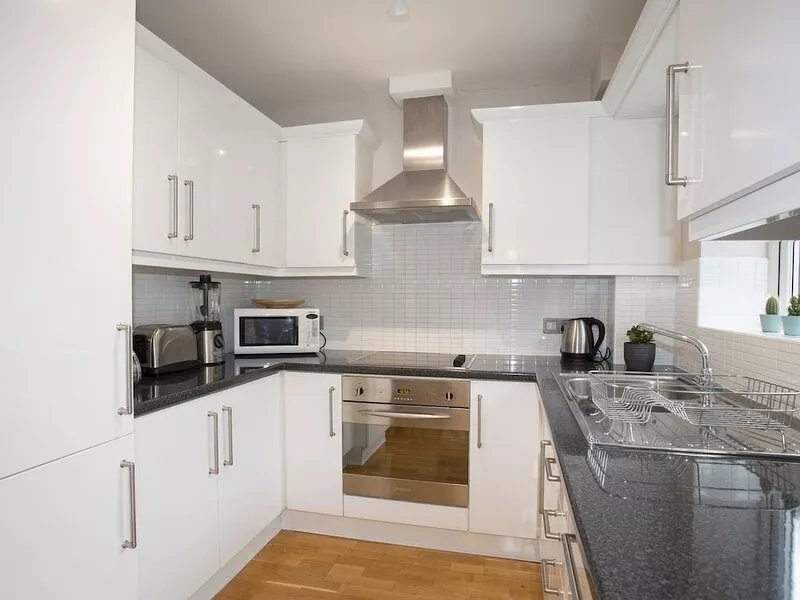COED Y FELIN, pet friendly, with a garden in Conwy