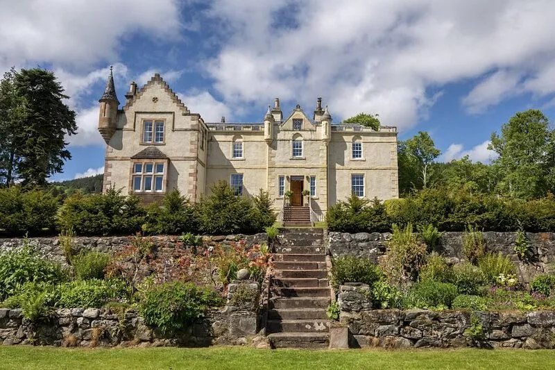 Ross-shire Hall - Seven Bedroom Villa, Sleeps 14