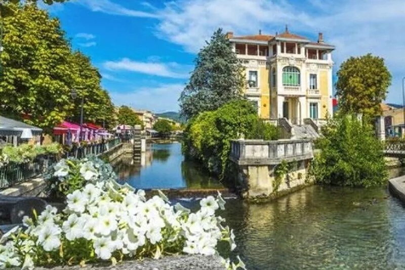House with swimming pool and large garden in the heart of the village