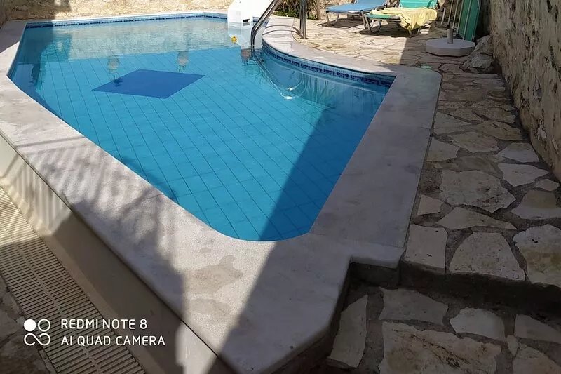 QUIET HOUSE WITH POOL IN A PRETTY VILLAGE 30 KM FROM LA CANEE