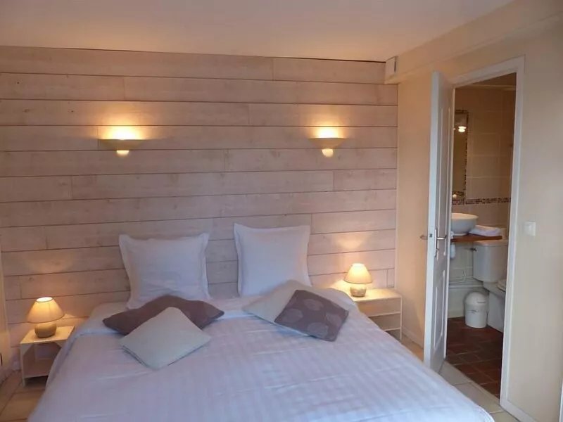 LARGE AND COMFORTABLE RENOVATED VILLA AND ITS CLOSED GARDEN 200 M FROM THE BEACH