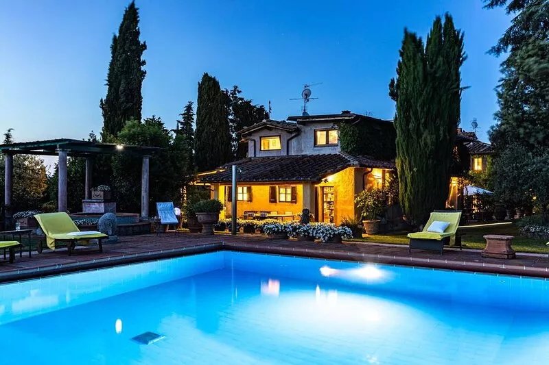 Private Villa with sauna, A/C, hot tub, WIFI, private pool, TV, patio, close