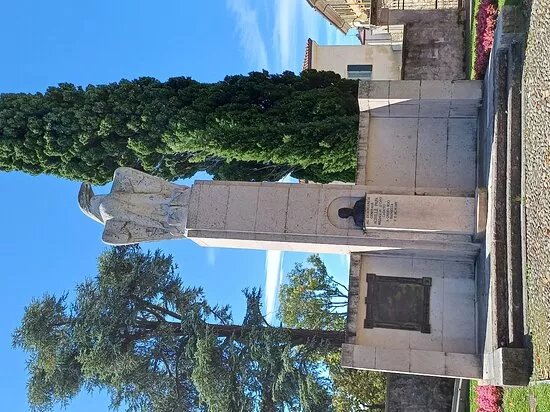 Monumento Ad Achille Papa