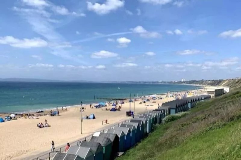 Coastal family holiday home near stunning sandy beaches & River Stour in Dorset.