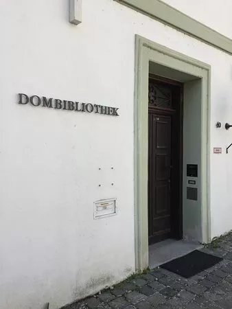 Dombibliothek