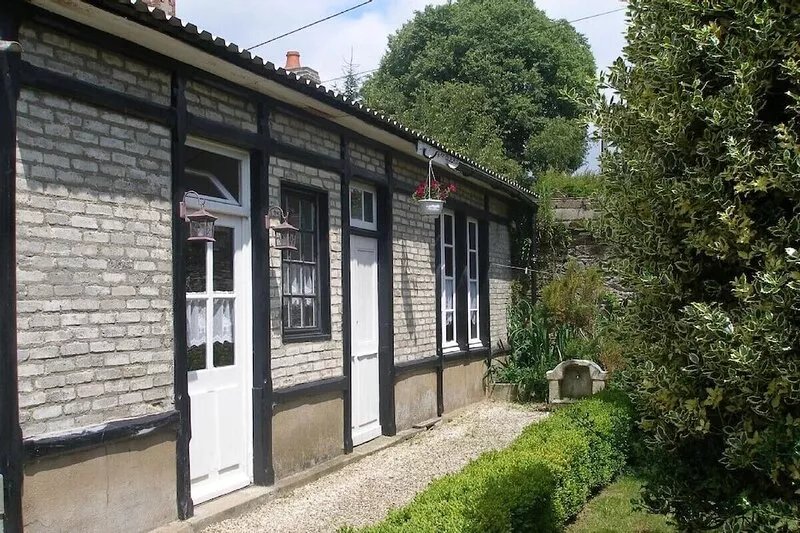 Riverside cottage in Medieval Josselin, great for sightseeing or relaxing