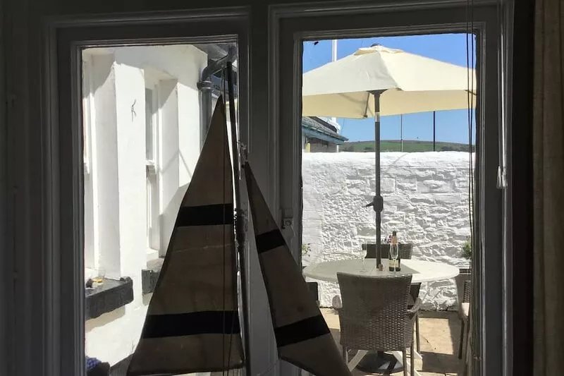 TRINITY COTTAGE. Charming historic cottage just off the Quay in Appledore.
