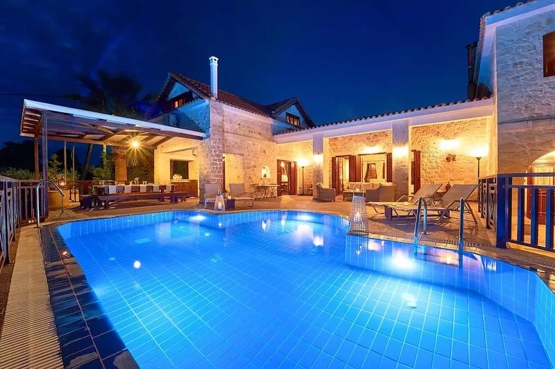 Lilas Luxury Villa, is a stone manor with its own private pool .