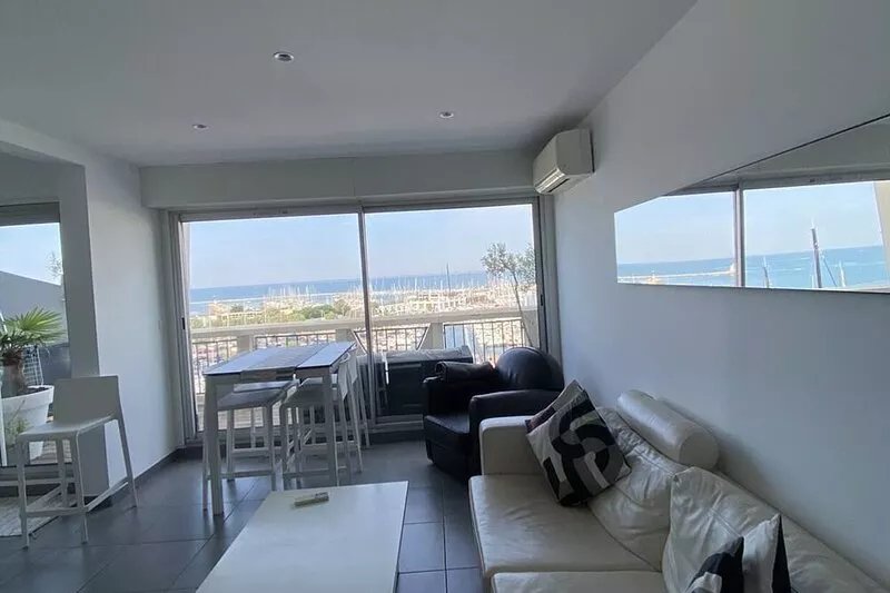 3-room Apt. of high standard with view on the harbour, sea in La Grand