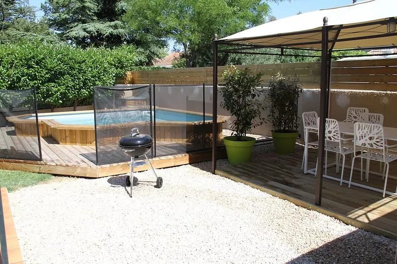 Near AVIGNON, air-conditioned house, pool, 4 bedrooms.