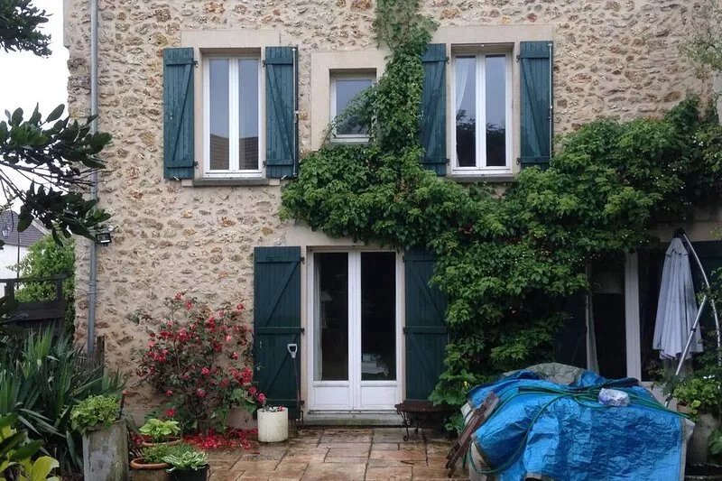 Self-contained 35m2 village center apartment (78) Ideal for relocation.