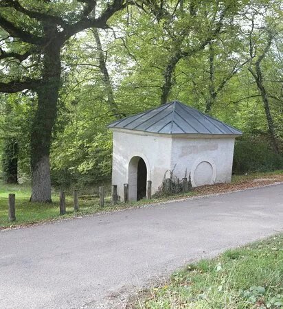 Fontaine De L'etang De Fontaine Couverte