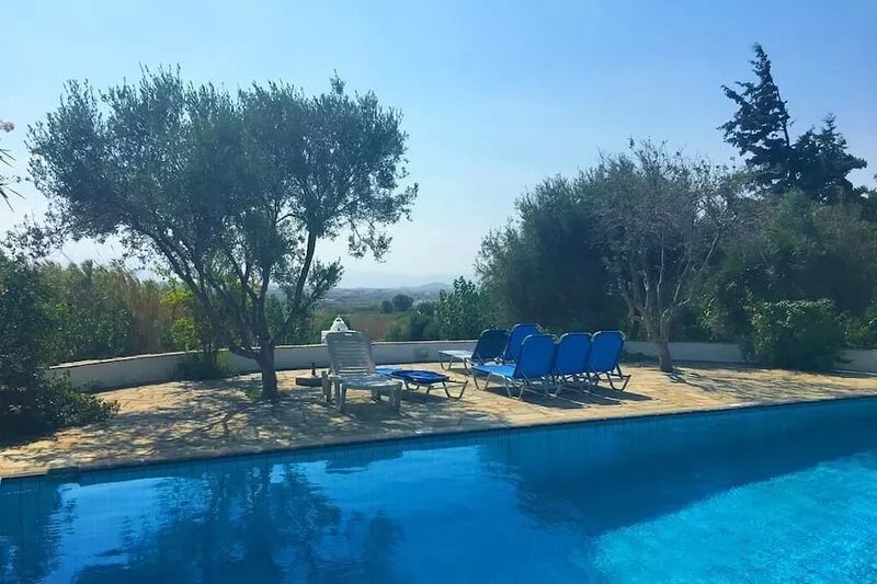 Large private pool, beautiful gardens, sleeps 16, short drive to the beach