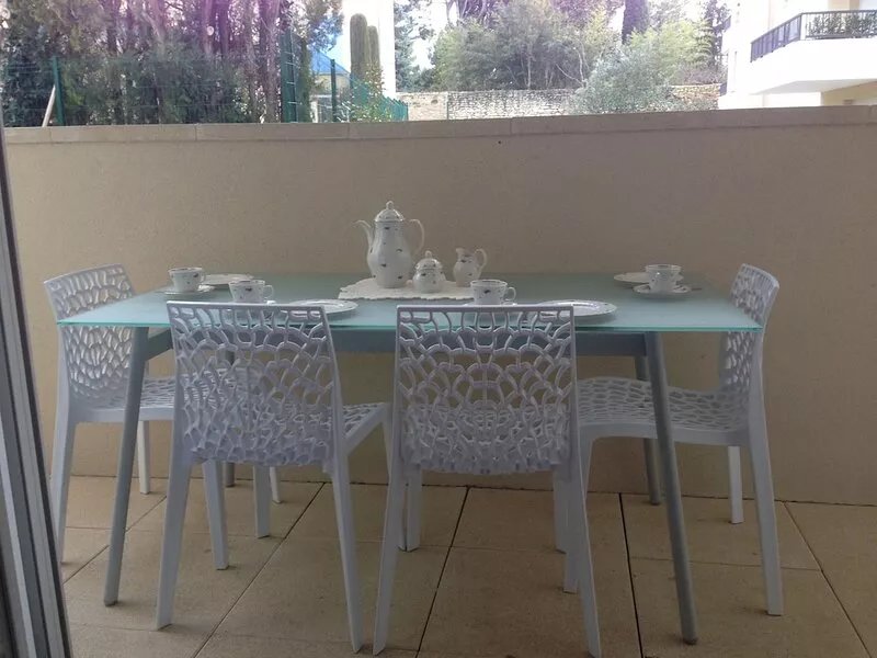 Quiet 2-bedroom apartment with pool 200 m from town centre