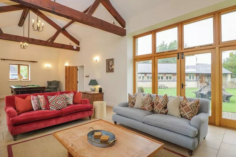 LOWER FARM BARN, pet friendly, luxury holiday cottage in Bampton