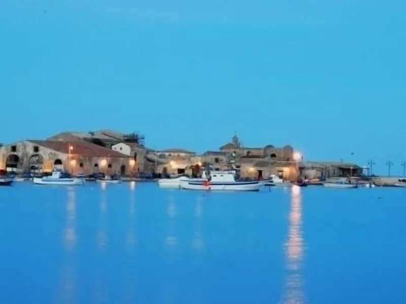 COUNTRY HOUSE IMMERSED IN A LEMONET 2 km from the sea and Noto - Wifi - climate