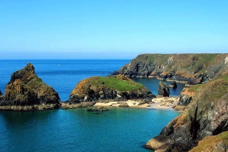 PENROSE FARM COTTAGE, pet friendly, with a garden in St Keverne