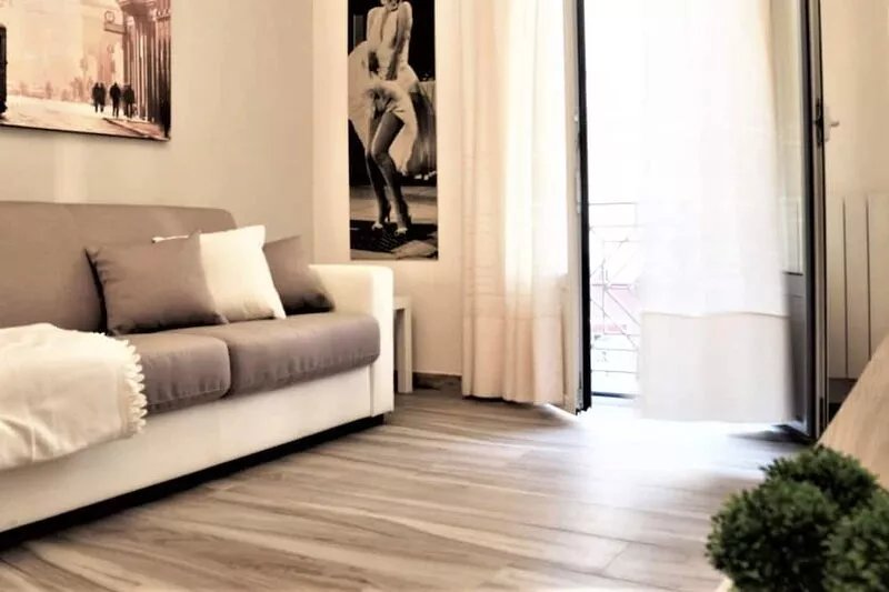 HomeLovers Bright and white house Porta Venezia Metro Station