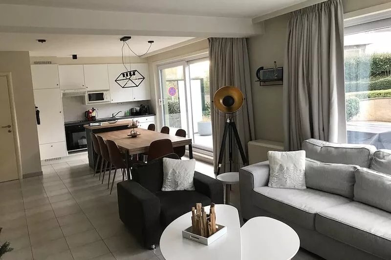 Appartement 3 Slaapkamers met Groot Zonnig Terras + Garage Box - Nabij Strand