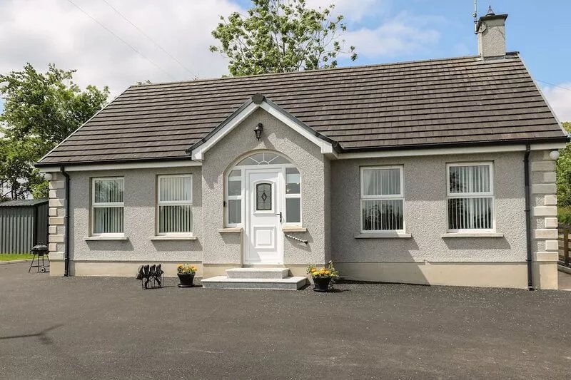 SLIEVE GALLION COTTAGE, family friendly, with a garden in Moneymore